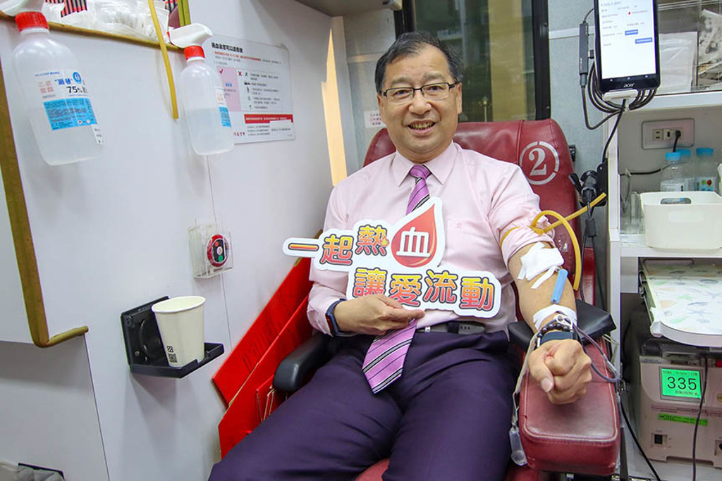 力麗觀光董事長蔡宗易挽袖參與公益捐血。圖／力麗觀光提供