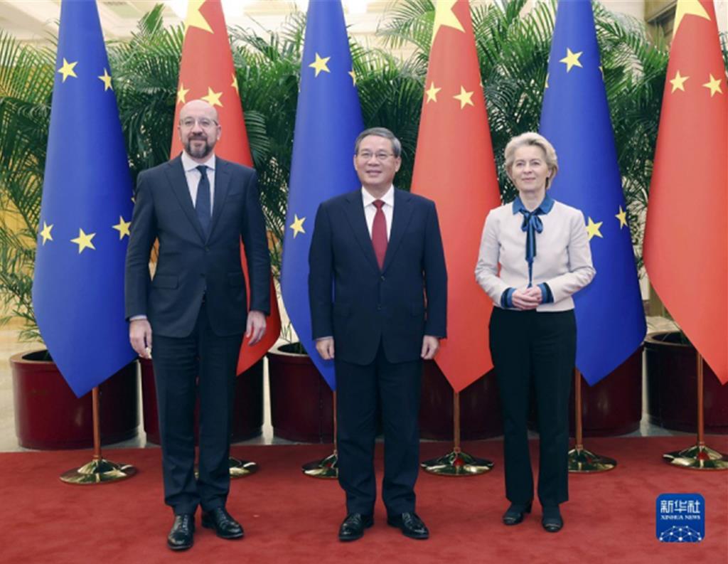 中國總理李強（中）7日下午在人民大會堂，與歐洲理事會主席米歇爾（左）、歐盟執委會主席范德賴恩共同主持第二十四次中國—歐盟領導人會晤。（摘自大陸外交部官網）