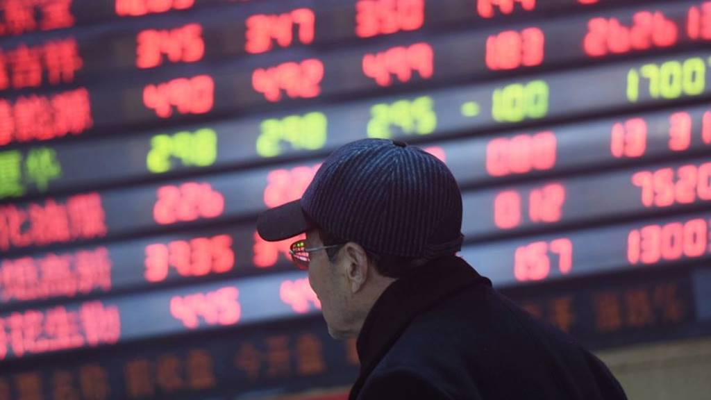 中國大陸股市在官方持續作多下仍低迷不振，時常評論股市而聞名的金融學者劉紀鵬昨天突然遭全網禁言，引發議論。圖／新華社