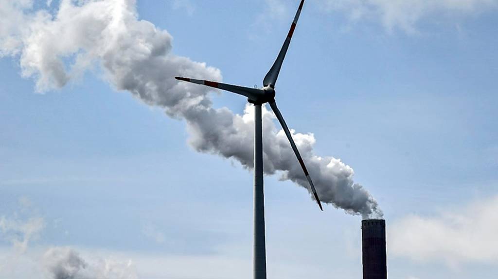 COP28開議沒幾天就已經有多個能源轉型的承諾，包括2030再生能源增加3倍、能源效率提高2倍、2050核能增加3倍，鑼鼓震天，眼花撩亂，還有什麼不可以海誓山盟，這就是聯合國氣候大會每年的戲碼。圖／美聯社