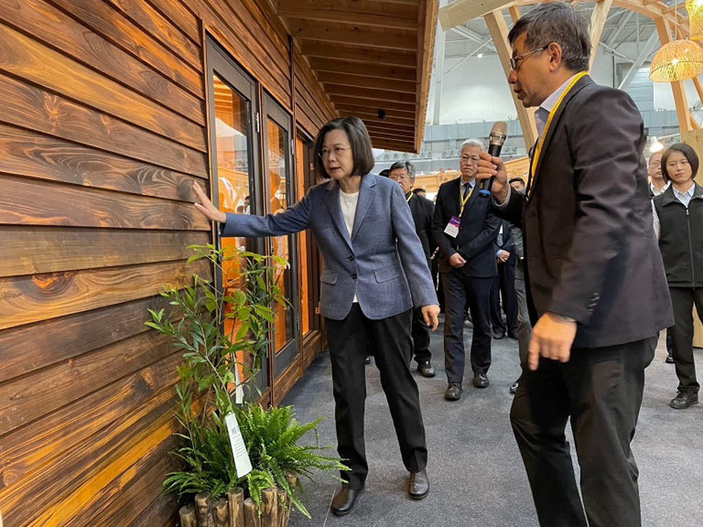 蔡英文總統參訪國產材臺灣館內木竹混合構木屋。
圖／臺大實驗林提供 
 
