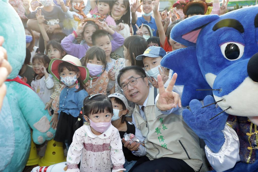 台南市政府9日在善糖園區舉辦甜蜜童樂會，現場湧入上萬民眾同樂。（台南市政府提供／程炳璋台南傳真）