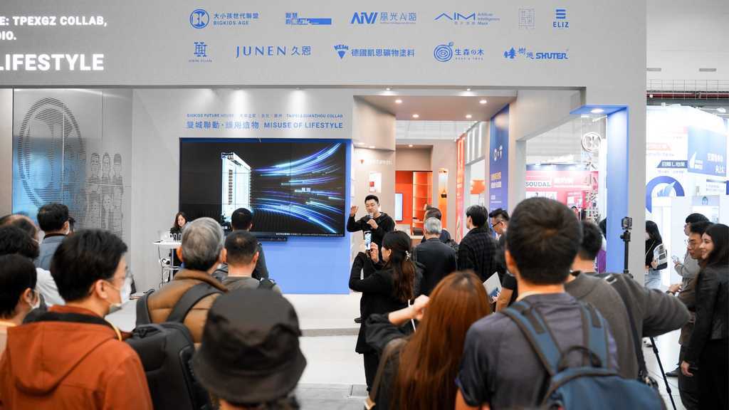 風光Ai窗參與2023台北國際建材展舉辦品牌短講活動，總經理吳律謙分享產品專利，現場人潮眾多。圖/上田鋁業提供