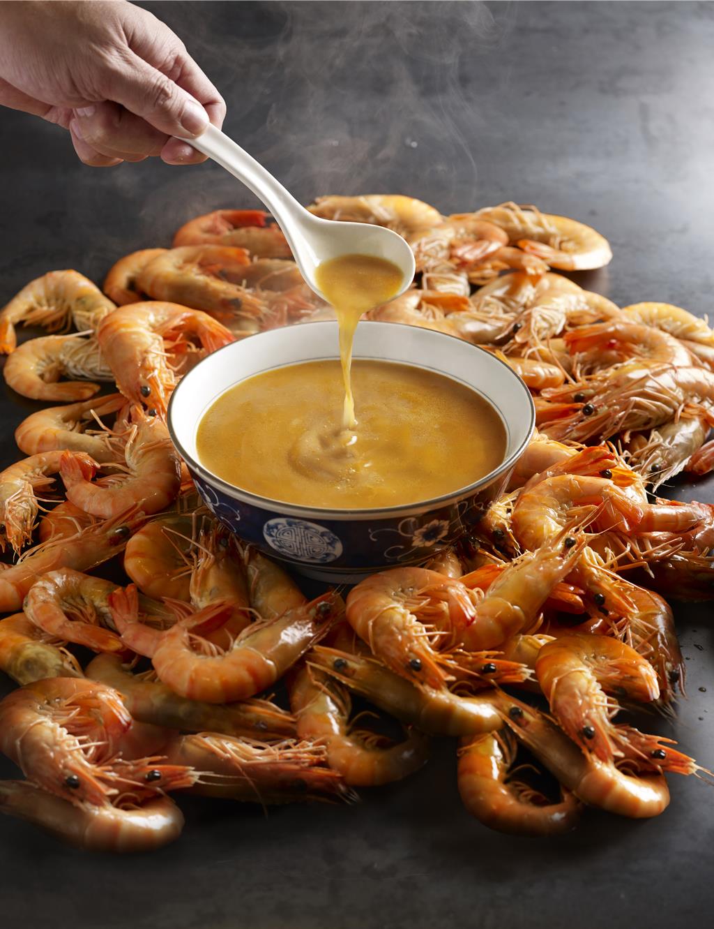 〈樂蝦拉麵〉精心煉製的蝦皇湯，熬煉蝦湯時加入整隻老母雞及雞腳強化天然膠質。圖／ 新加坡樂天餐飲集團提供