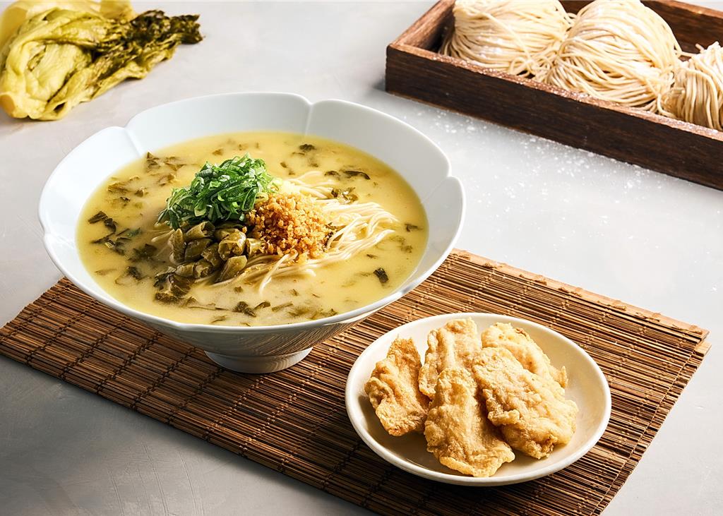 〈黃魚片雞白湯拉麵〉以酥炸多利魚取代水煮魚片，領先全球分店首先在台灣推出。圖／ 新加坡樂天餐飲集團提供