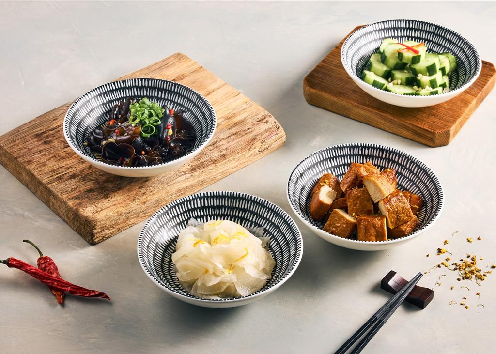 〈樂蝦拉麵〉標榜手工涼菜皆是特別討好台灣胃而創的新品，全部均一價68元。圖／ 新加坡樂天餐飲集團提供
