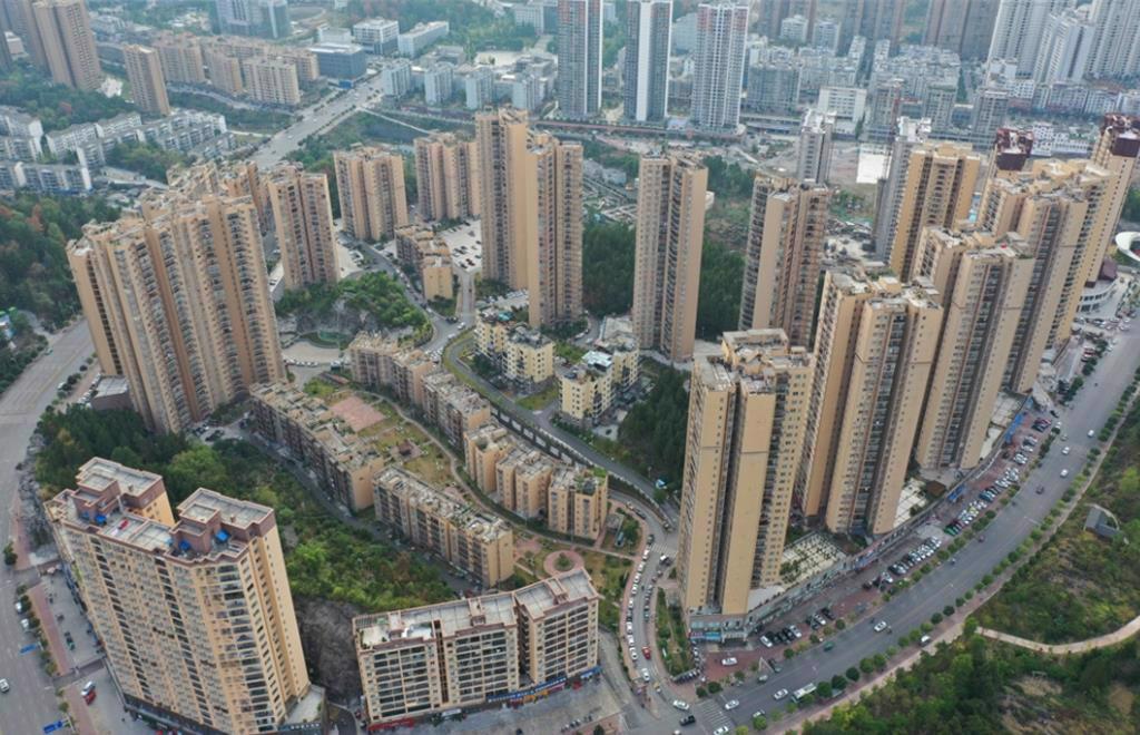今年北京二手房價斷崖式下跌，買家開口就砍價100萬元人民幣。圖／中新社
