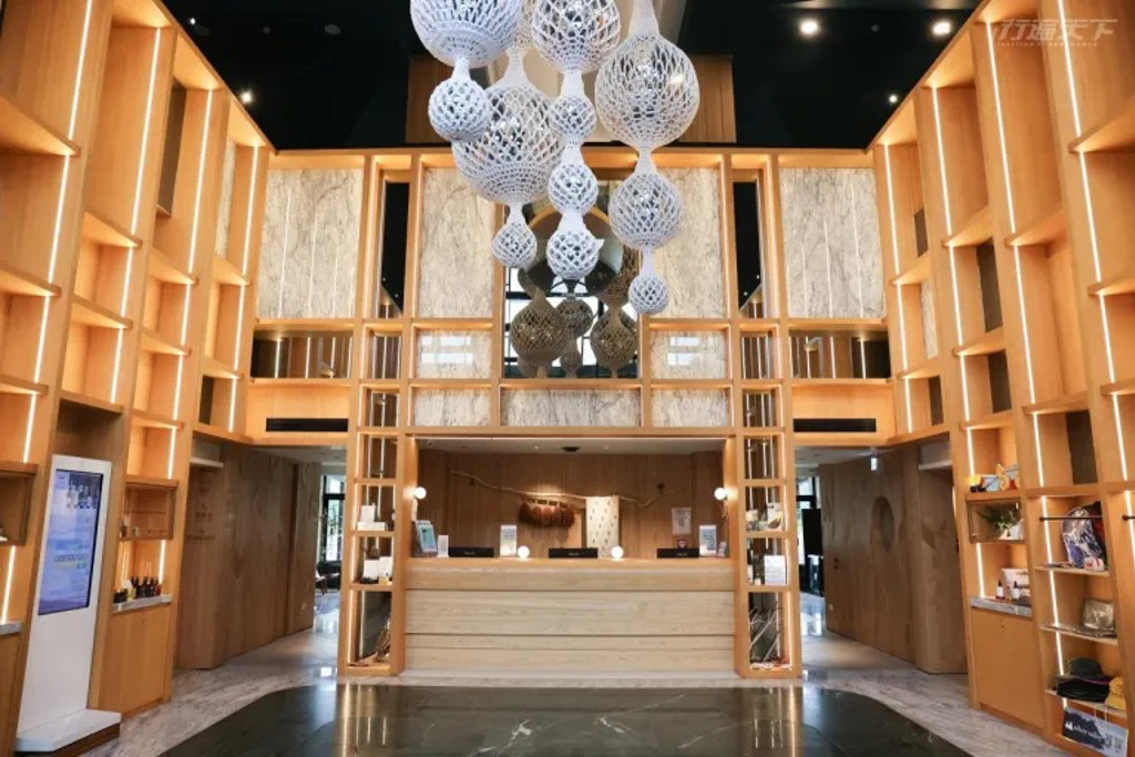 大廳懸掛以原民傳統編織結合玻璃浮球漁具創作的《尋光種子》，呈現斑斕的光影。圖／行遍天下