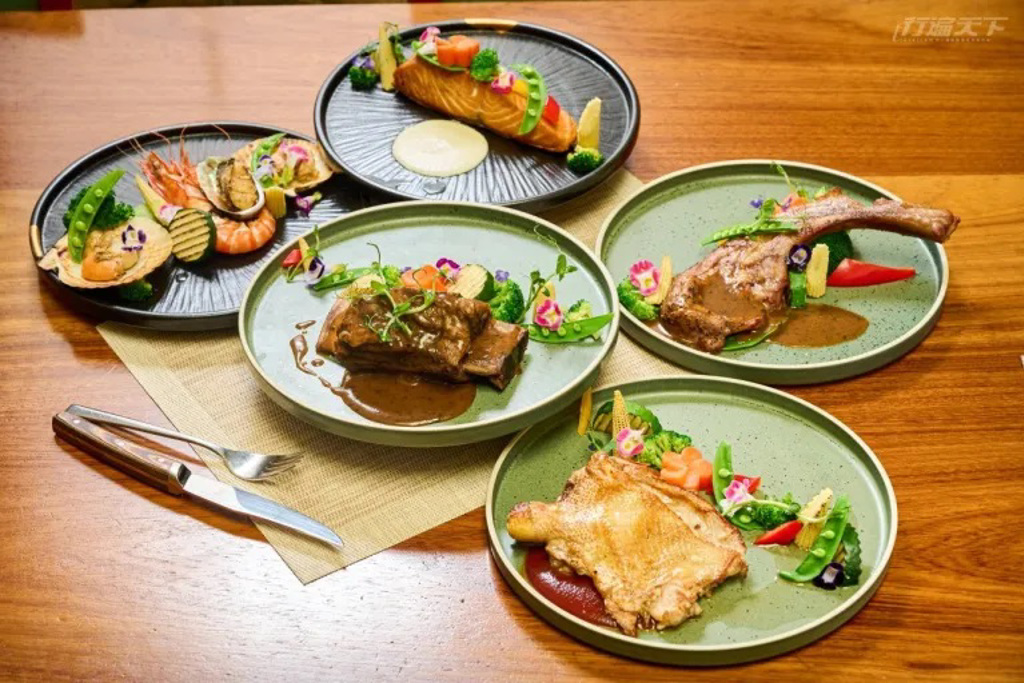 「四季自助餐廳」晚餐採半自助-套餐型式，主餐5選1，沙拉、甜點、飲料在吧檯自取。圖／行遍天下