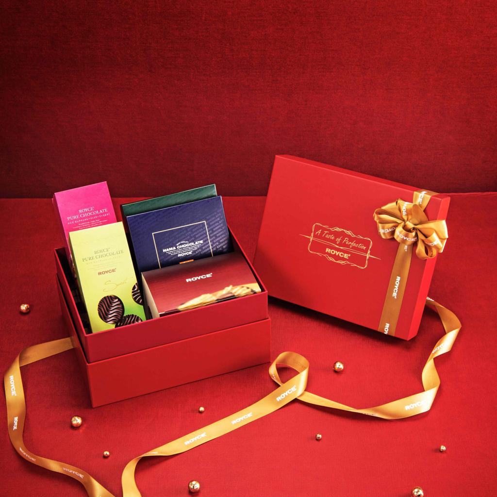 ROYCE’引進兩款超限量禮盒，分別是「耶誕裝飾蛋糕禮盒 27入」1200元、「耶誕裝飾蛋糕禮盒19入」560元。（ROYCE’提供）