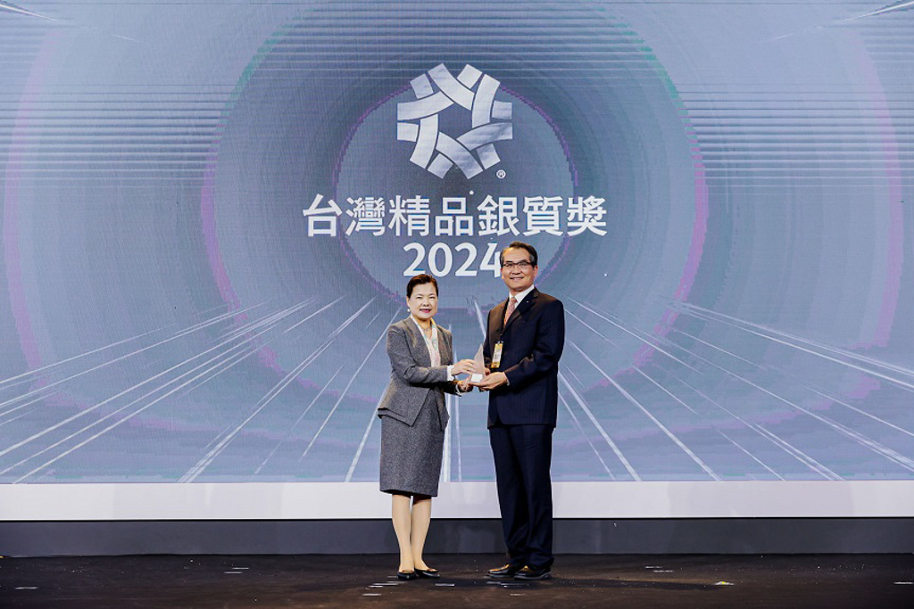 經濟部部長王美花（左）頒發「台灣精品銀質獎」永光化學董事長陳建信。圖／外貿協會提供