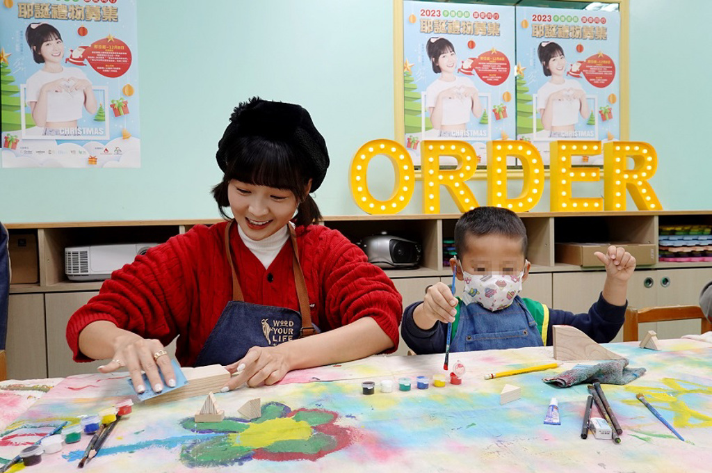 木作森活老師和籃籃,陪孩子體驗彩繪「森活小鳥」,畫出專屬自己的木藝作品。圖/歐德集團提供