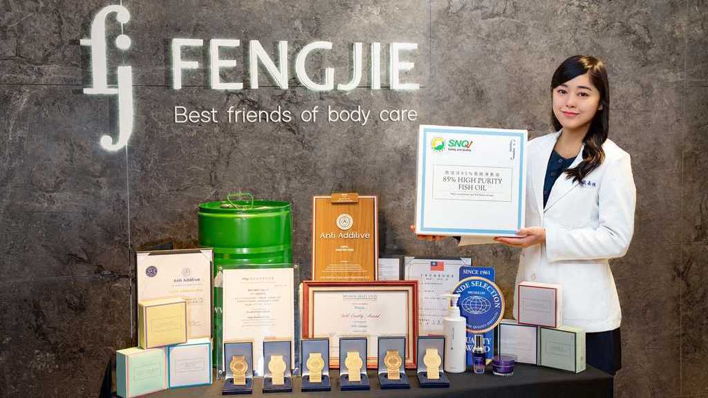 FJ豐傑生醫推出的產品榮獲多國獎項，圖右為線上服務的營養師戴嘉珠。圖/豐傑生醫提供