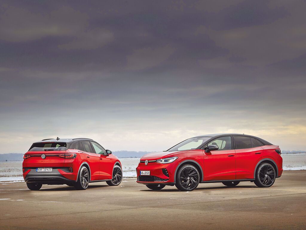 VW純電性能車款ID.4 GTX(左)與ID.5 GTX兩車外觀主要的差別在車尾造型。圖/VW提供