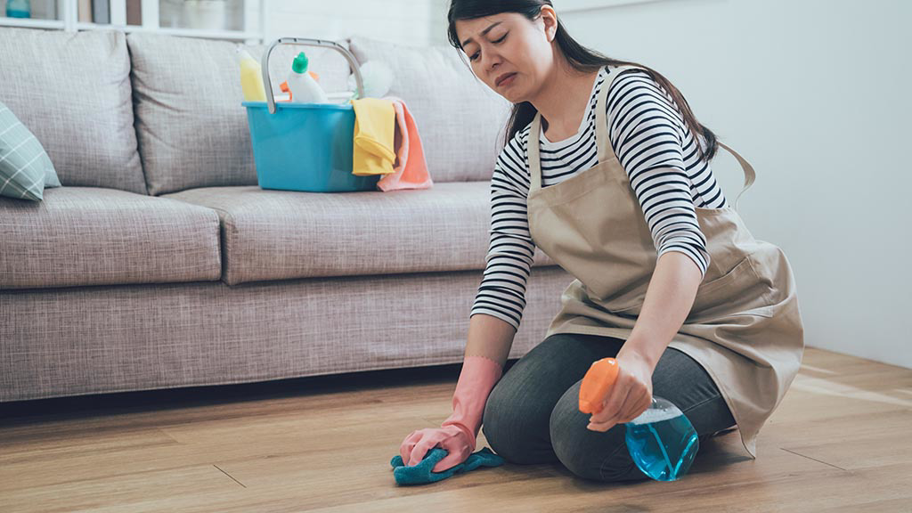 大掃除對於平常較少做家務的人來說，容易超出體力和肌力負荷，過程中可能腰背受傷。圖／freepik