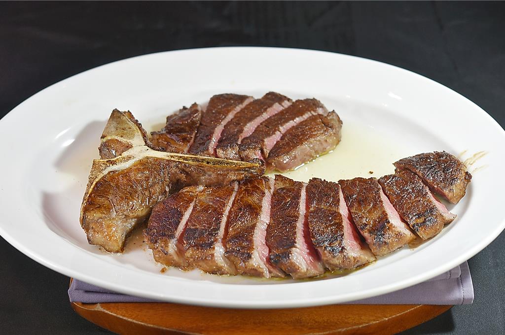 30盎司的〈美國頂級丁骨牛排〉是採美國Prime等級丁骨牛肉烤製，為〈Toscana〉的招牌牛排之一。圖／姚舜	