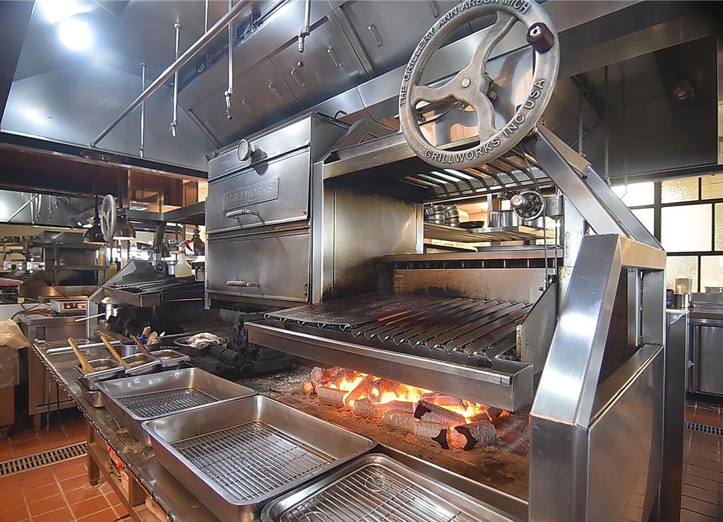 台北萬豪〈INGE'S Bar ＆ Grill〉餐廳廚房除有「Montague Grill超級烤箱」，並有全台數大的方百萬級夢幻「Grillworks炭火烤爐」。圖／姚舜