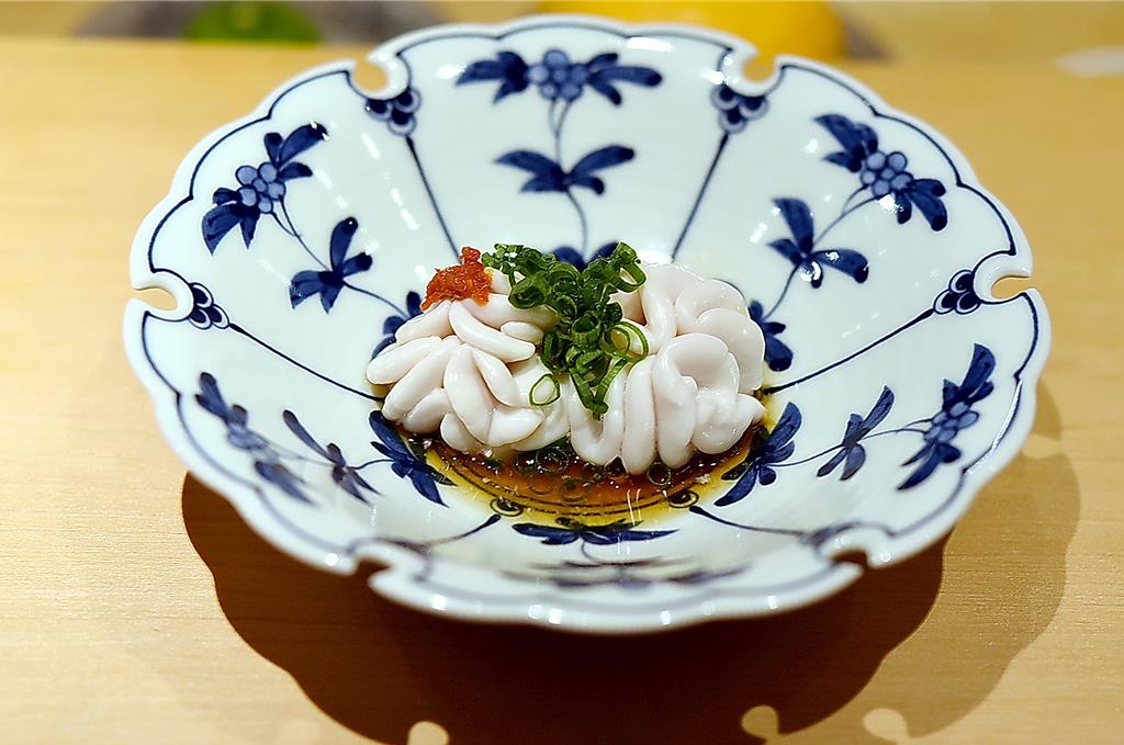 〈鱈魚白子〉是以鱈魚白子搭配綠色蝦蔥，以及紅色鹽漬辣椒，並以料理長特調橙醋提味上桌。圖／姚舜