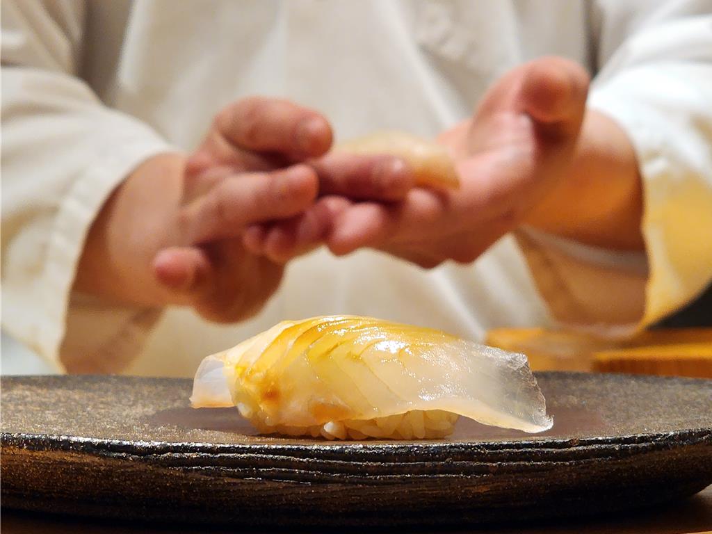 〈比目魚握壽司〉的比目魚用昆布醃漬熟成，再用特調醬汁提味。圖／姚舜