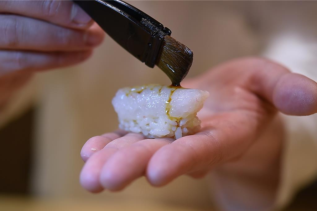 〈富山小白蝦握壽司〉的白蝦味淡，除用特調醬汁提味，並用胡麻油使其口感更柔軟滑順。圖／姚舜