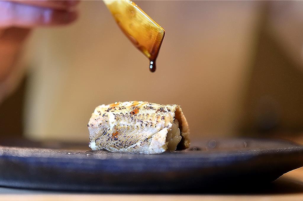 〈星鰻握壽司〉的星鰻先蒸熟再在表面炙燒，並用鰻醬提味。圖／姚舜