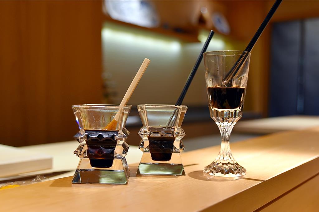 〈鮨七海〉的提味醬汁都是料理長中澤侑太自製，並用他自日本帶來的玻璃器皿盛裝。圖／姚舜