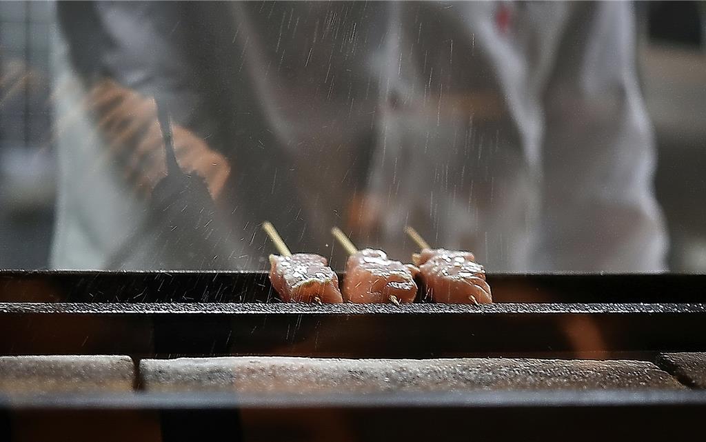 〈鳥哲〉日式燒物專賣店以全新料理方式演繹雞肉特殊部位，並給店內招牌菜品推出套餐式Tasting Menu。圖／姚舜