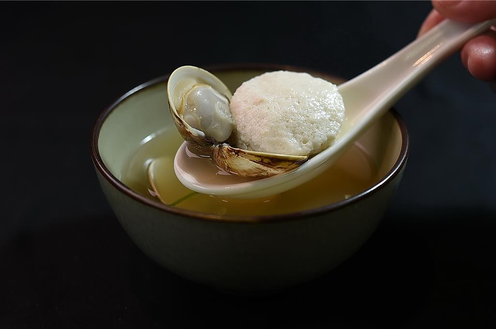 〈鳥哲〉Tasting Menu的〈雞湯〉，除有鮮甜蛤蜊，並有用魚漿、蛋白和雞蓉作的〈魚豆腐〉。圖／姚舜
