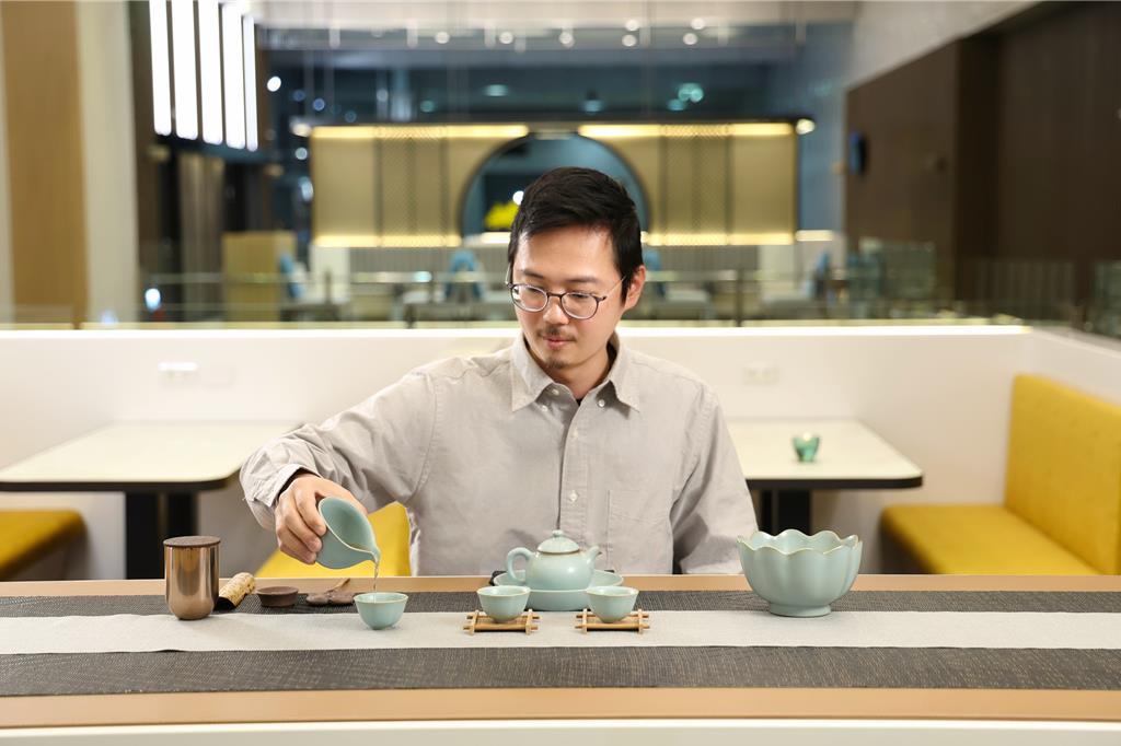  「南港站禮賓候車室」茶席體驗是與台灣頂級茶具品牌「陶作坊」聯名，為旅客帶來品茗之樂。圖／雄獅旅遊