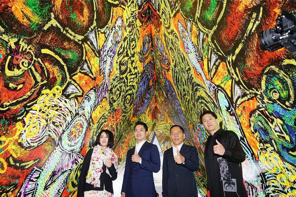 「2024台北燈節」4日舉行日本藝術家小松美羽作品開展活動，圖為小松美羽以神獸形象及富含靈性意涵為特色，「龍」的創作作品。（陳俊吉攝）