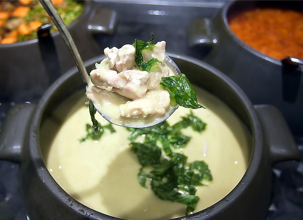 〈綠咖哩雞〉是〈泰市場〉人氣美食之一。圖／姚舜