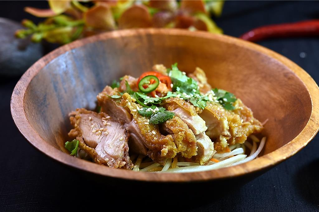 皮酥肉嫩的〈泰式椒麻雞〉也是〈泰市場〉的人氣菜式。圖／姚舜