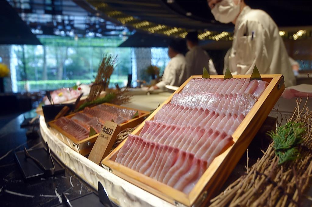 晶華酒店〈栢麗廳〉每天從成功漁港進貨，生魚片與握壽司選擇多樣且新鮮。圖／姚舜
