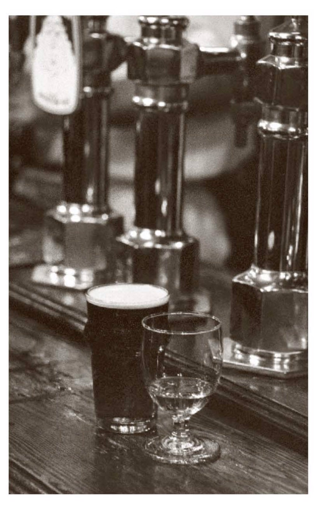 蘇格蘭的古老飲酒習俗「一半一半」（hauf-an-a-hauf）；即一杯啤酒與一杯蘇格蘭威士忌。圖／方言文化提供