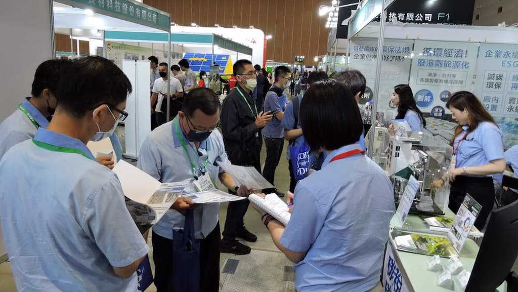 圖為上一屆在大臺南會展中心舉辦的2023國際綠色產業展的熱鬧展場畫面，現場交易熱絡。圖/黃煒琳
