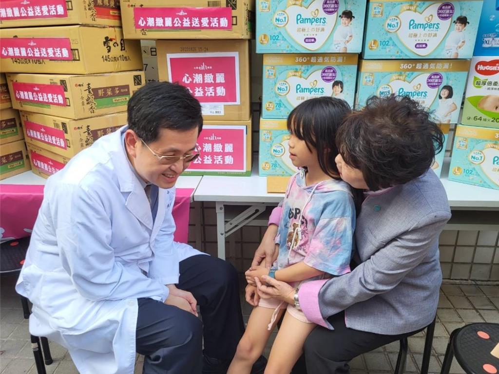 小港醫院副院長洪志興為單親家園孩子問診。圖／心潮緻麗協會提供