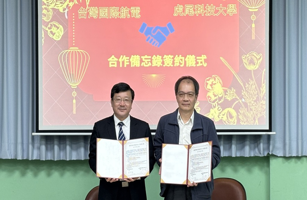 虎科大校長張信良(左)與Garmin總經理王正偉(右)代表雙方簽署合作備忘錄。圖／虎科大提供