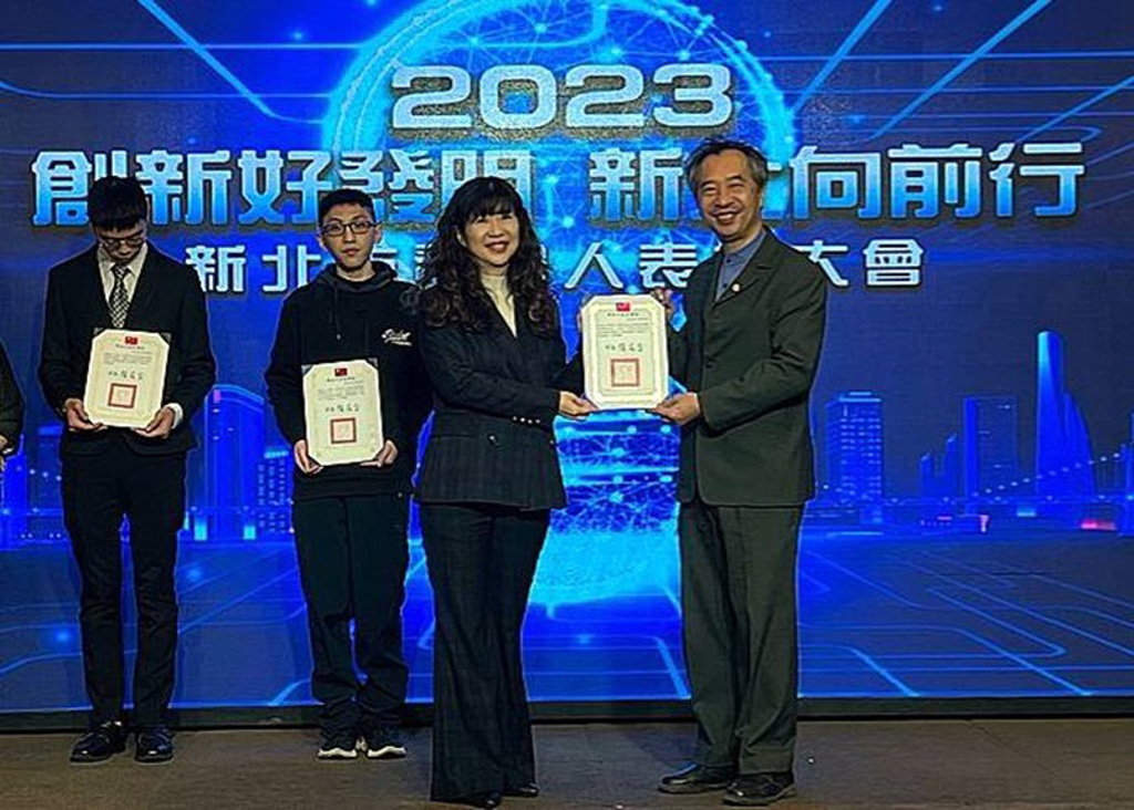 台鋼科大科技應用系林文傑老師(右一)在發明人表揚大會接受頒獎。圖／台鋼科大提供