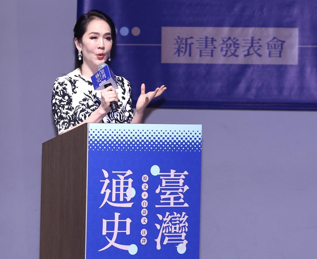 連震東文教基金會推出《台灣通史》白話文版，連戰（中）也特別出席支持。（陳俊吉攝）