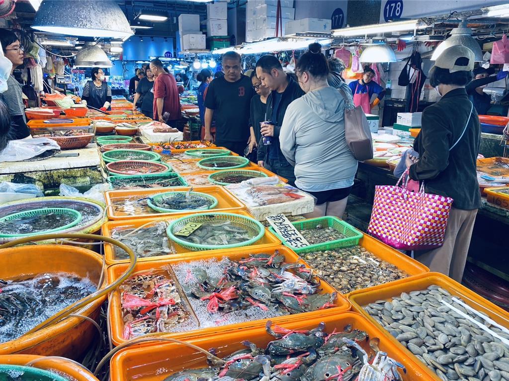 農曆春節將至，採辦年貨人潮大增，東港區漁會7日表示，華僑市場春節不打烊，且營業時間還提早至10點，直到晚上7、8點結束。（東港區漁會提供／謝佳潾屏東傳真）