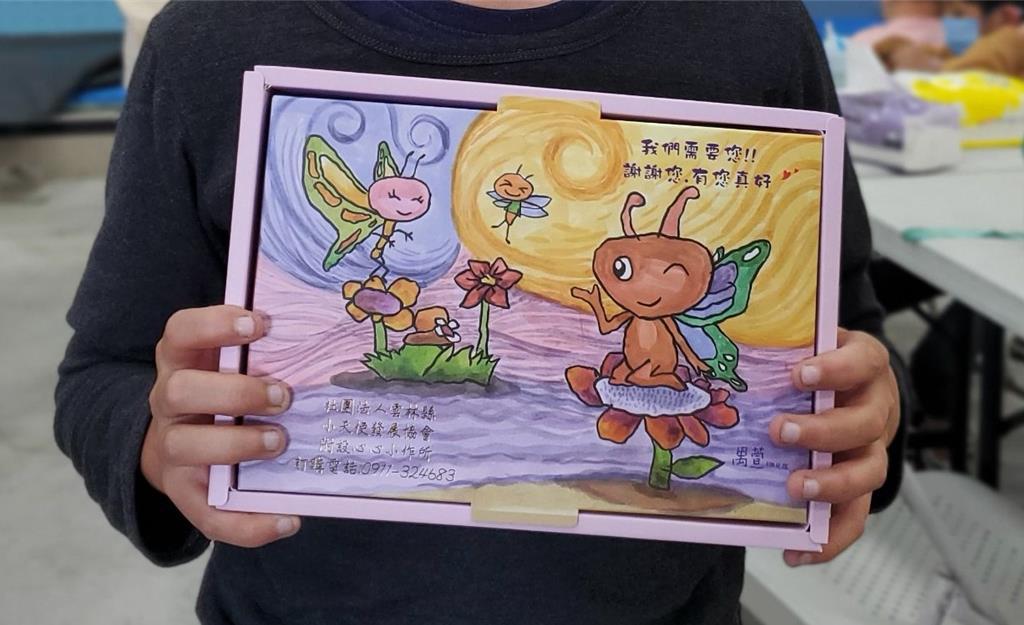 雲林小天使協會「心心小作所」的餅乾禮盒圖案十分生動活潑，是一名就讀斗南國小六年級身心障礙孩子的繪畫作品。（周麗蘭攝）