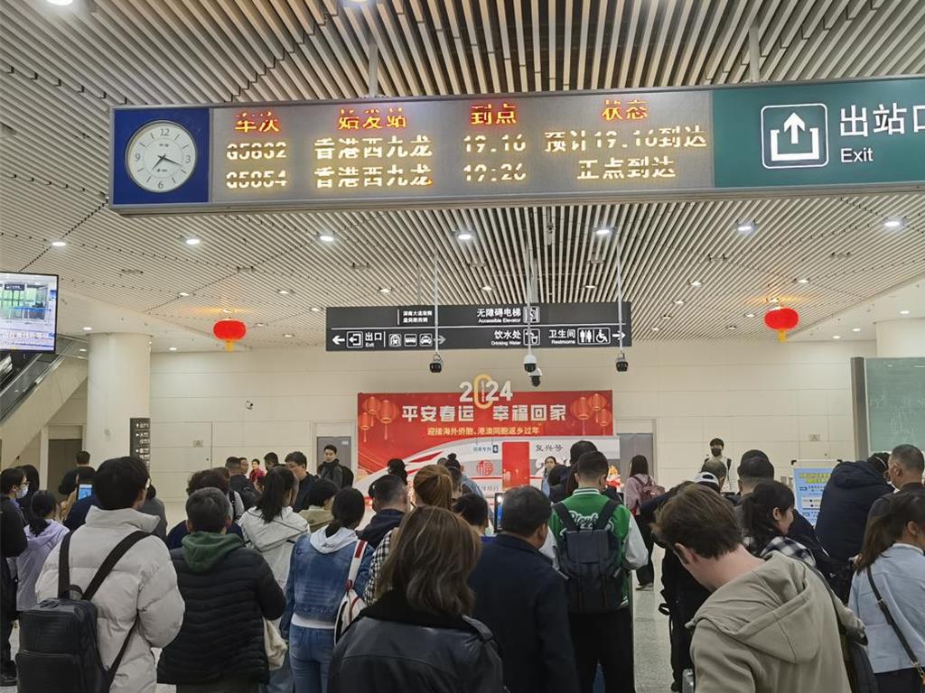 圖為2月11日，旅客在大陸深圳福田站候車廳候車。 （新華社資料照片）