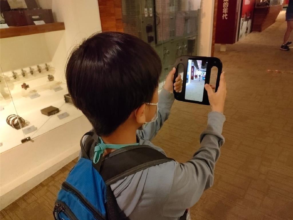 小朋友在科工館透過5G行動導覽遨遊AR世界。（教育部提供／林志成台北傳真）