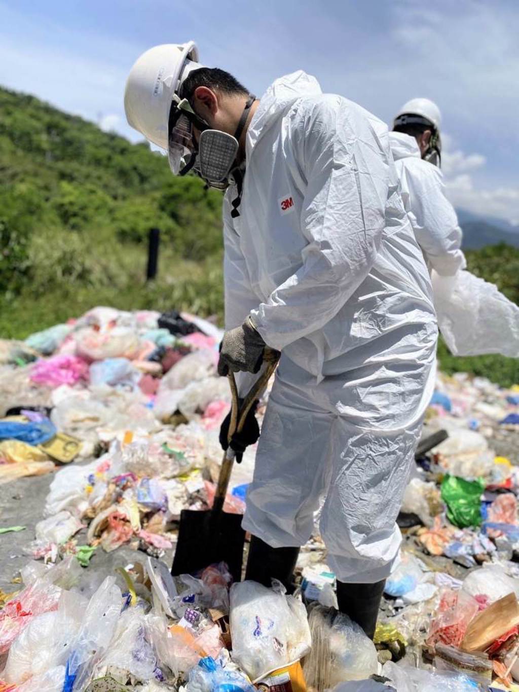 朝陽永續研發中心協助各縣市環保局進行焚化廠及掩埋場之廢棄物採樣與檢測服務，備受肯定。圖／朝陽科大提供