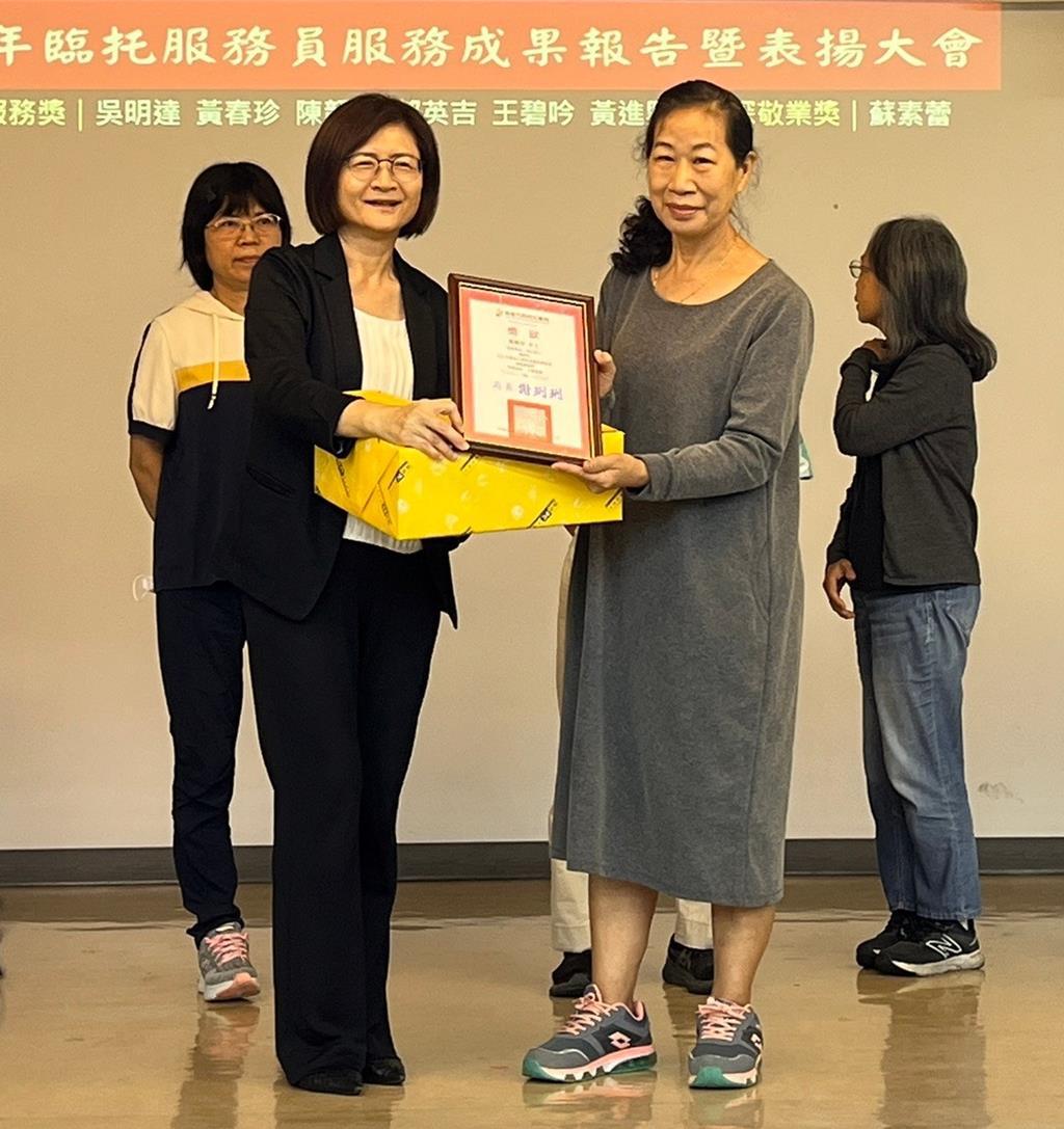 臨托員阿春姐（右）獲績優服務員表揚。（林雅惠攝）
