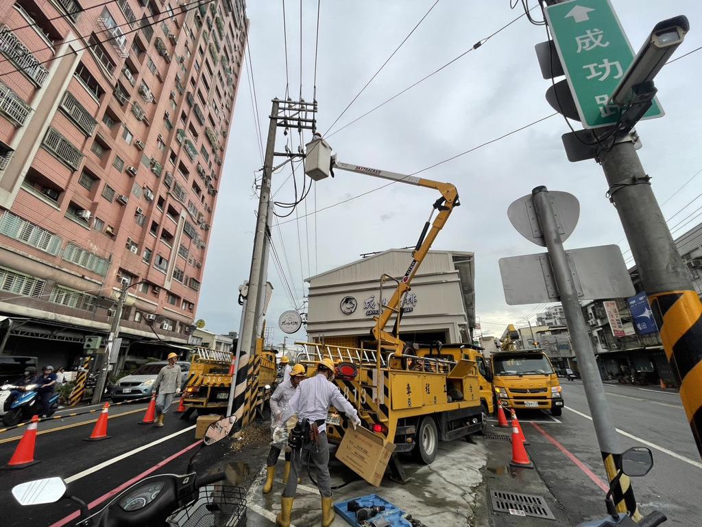 雷雨猛襲配電線路故障 高雄岡山518戶停電