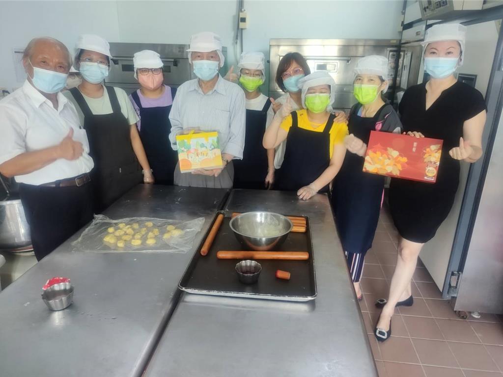 喜願家園帶領院生親手製作月餅 感受中秋佳節的溫馨與歡樂