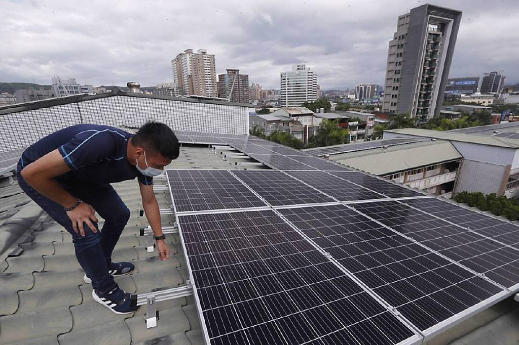 屋頂建築面積達1,000m2強制設光電 估年發電量17萬瓩