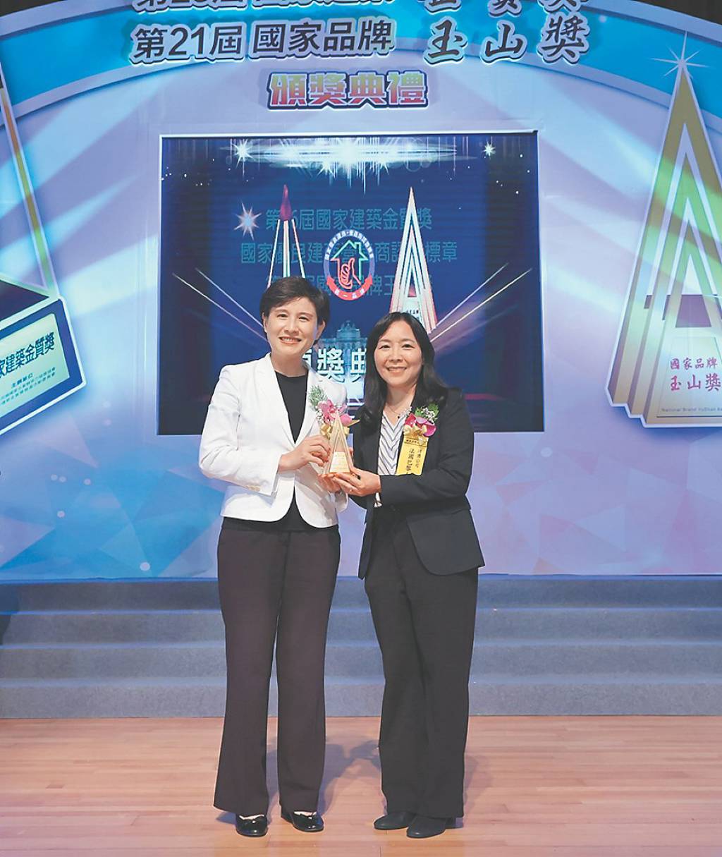 國家品牌玉山獎法巴人壽蟬聯傑出企業- 日報- 工商時報