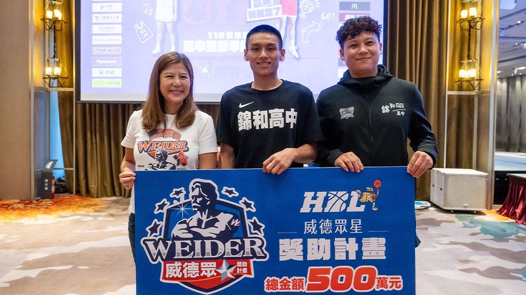 美國威德積極在台灣贊助運動員、各類賽事。照片左至右為:美國威德亞洲執行副總Maria Chen、112學年度威德眾星獎助計畫得主-錦和高中夏友杰同學及賴運昌教練。圖/美國威德台灣經營團隊提供